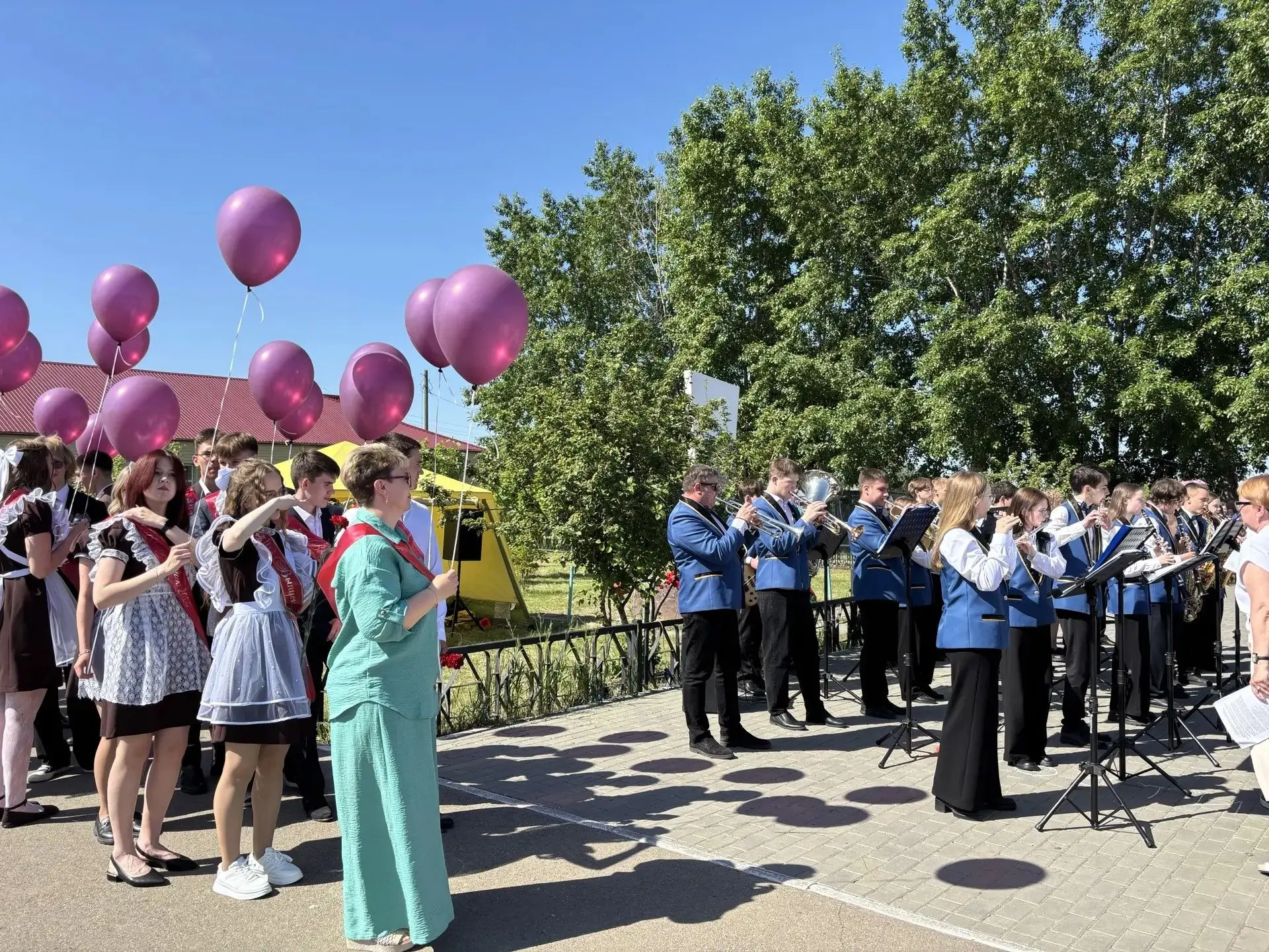 🎀 Сегодня по всей России звучат последние звонки. В Лесниковском лицее имени Героя Рос...
