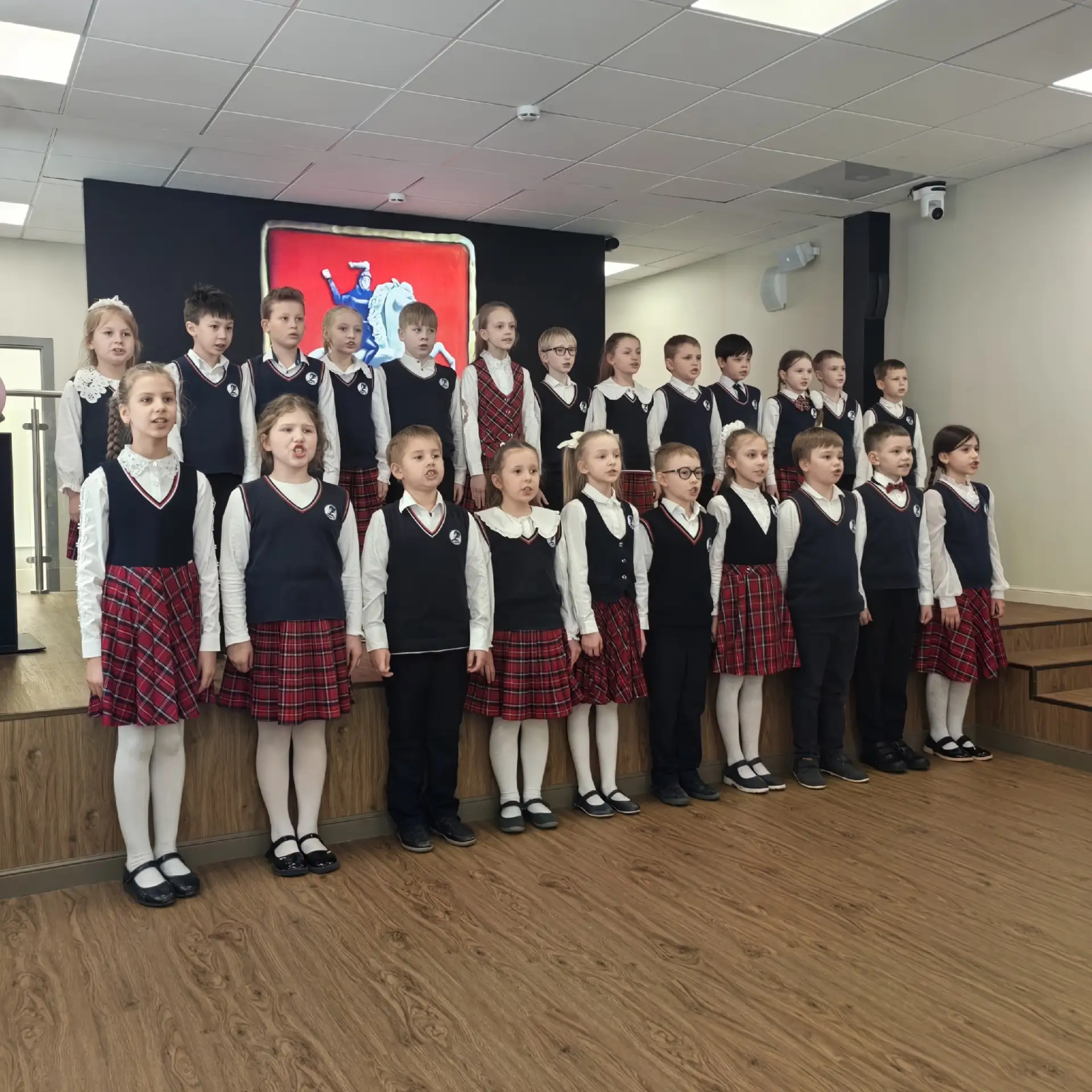🎉 ФЕВРОМАРТ ШАГАЕТ ПО ШКОЛЕ 🌼   🌺 В эту пятницу в нашей школе царила особая, тёплая и праздничная ат