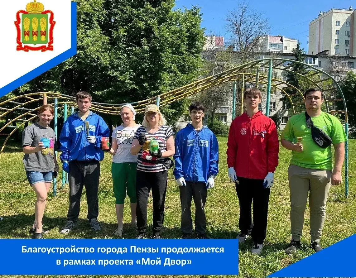 Молодогвардейцы и студенты группы 25ЭТ17 колледжа транспортных технологий вместе с советником губерн