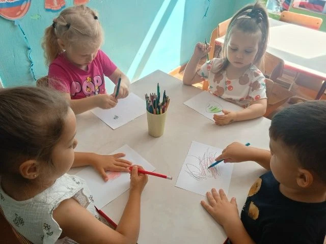 Вот уже заканчивается второй месяц лета, а для ребят средней группы «Ромашка» продолжается пора самы