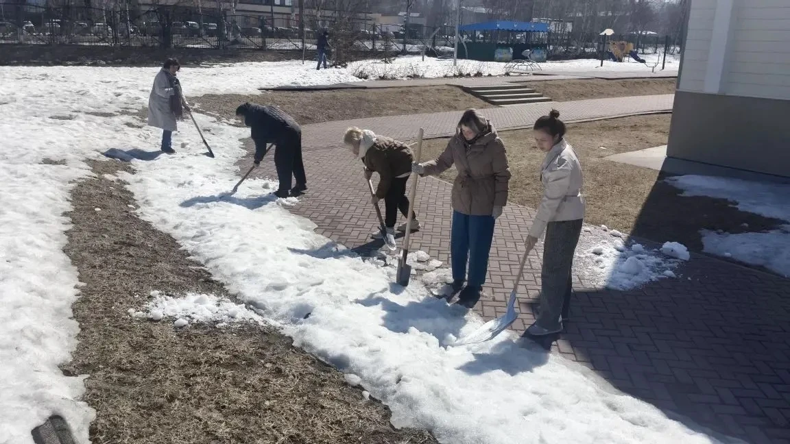 🧹 В МАОУ СОШ №6 города Южно-Сахалинска прошла первая «Чистая пятница» ❄️   ✨В рамках акции учителя н
