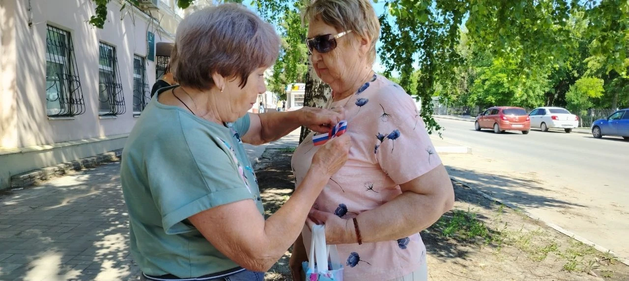 🇷🇺 «Серебряные» волонтеры и активные получатели услуг нашего Центра приняли участие в патриотическ