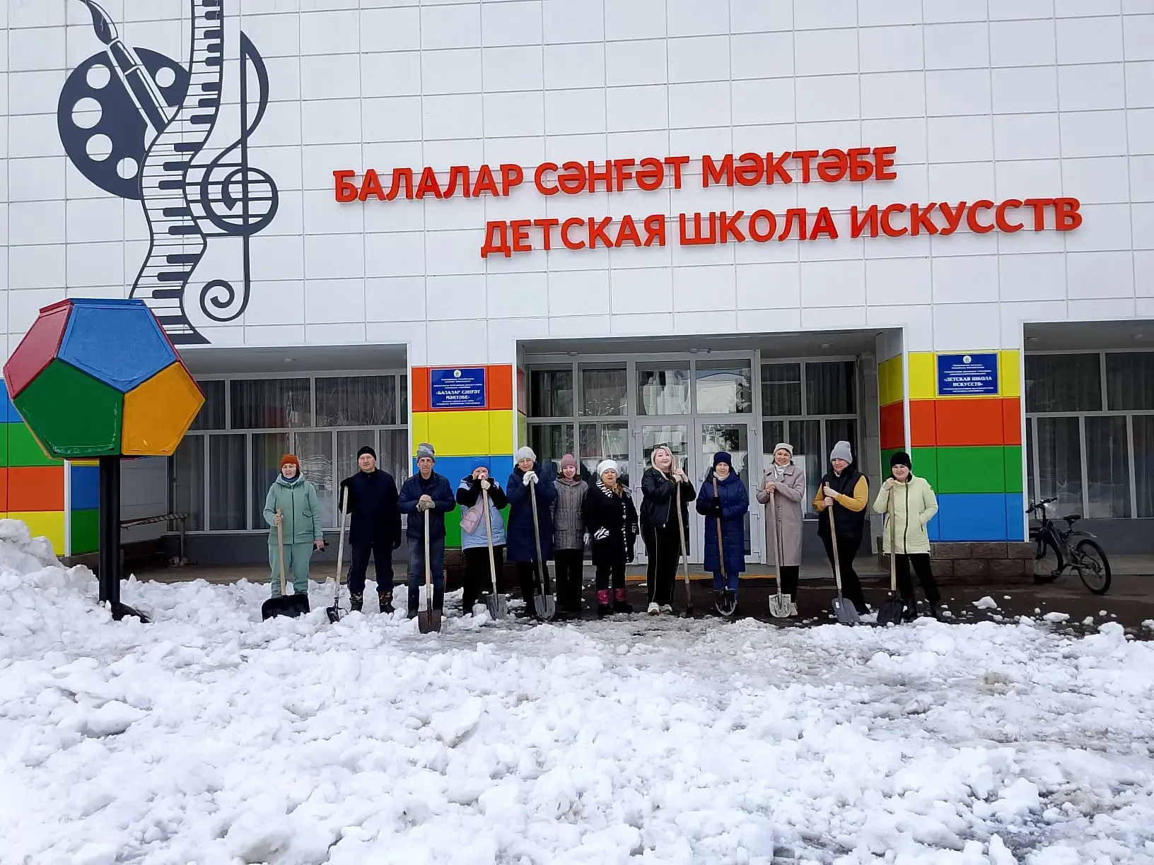 28 марта 2026 года коллектив Детской школы искусств г. Янаула,  вооружившись лопатами, ...