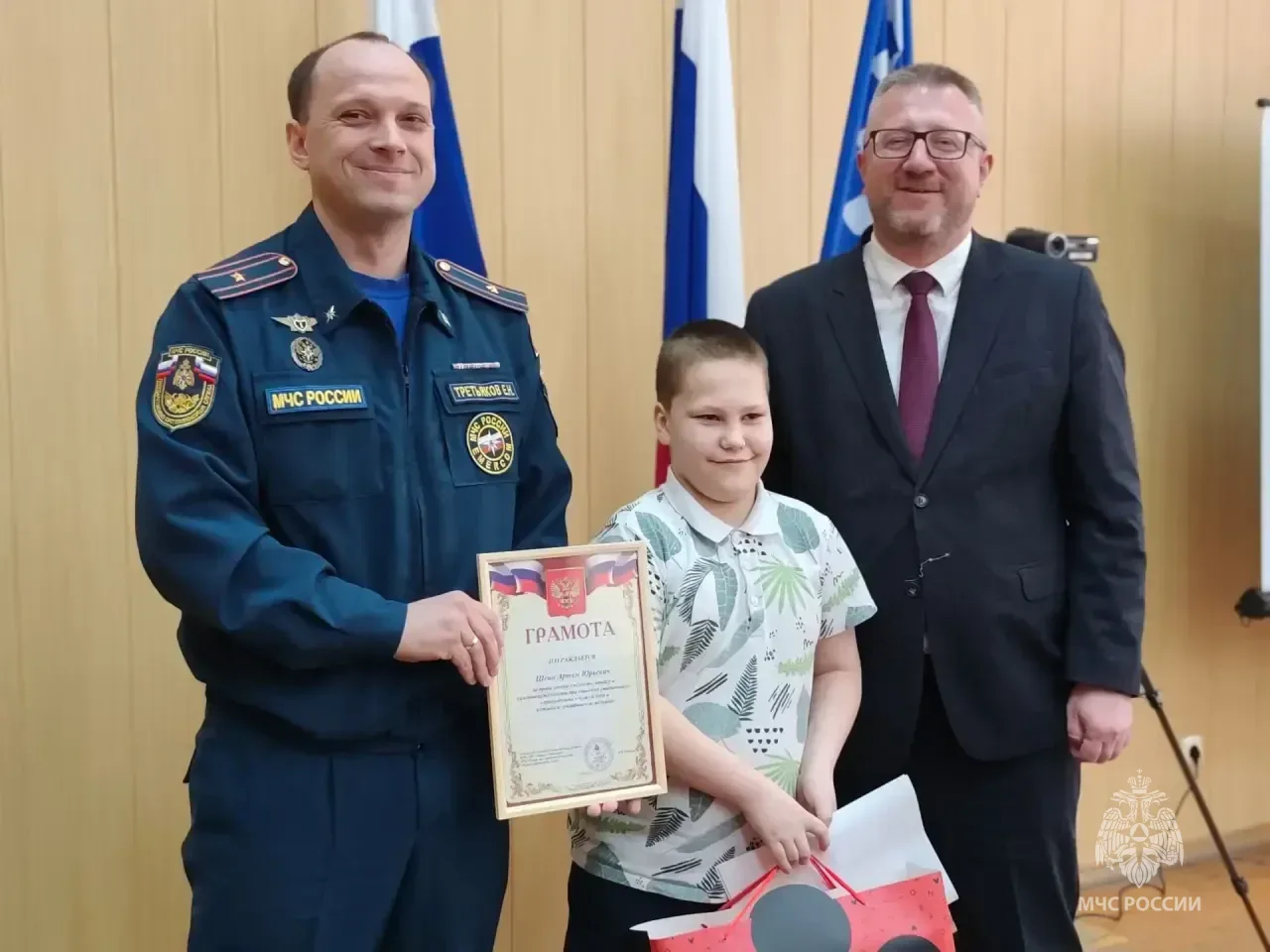 В 9 лет — поступок, на который решится не каждый взрослый  🔥🫡 В Реже сотрудники 54 пожарно-спасатель