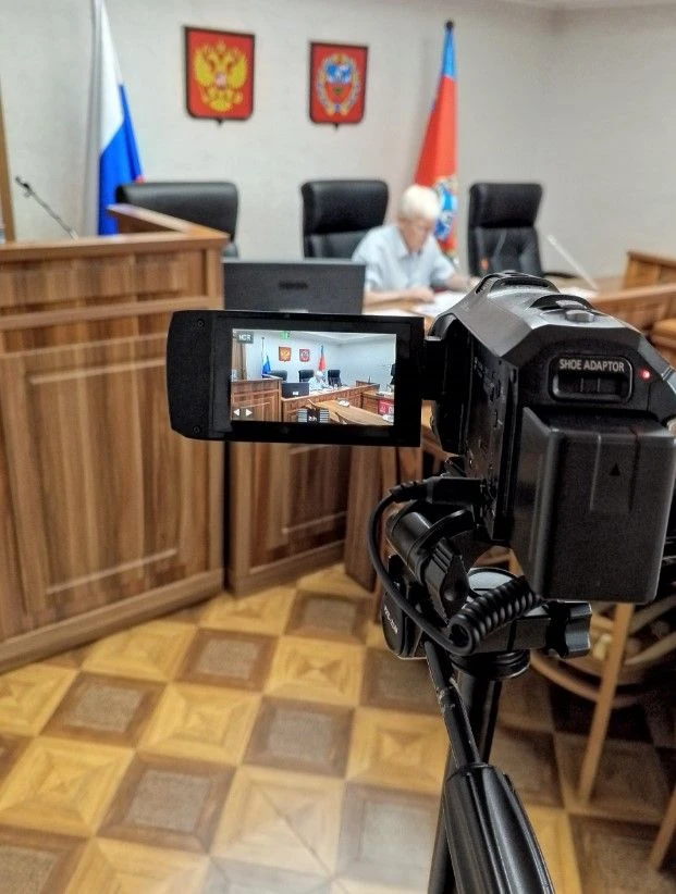 Никита Шатаев, корреспондент студия "Искра", уже второкурсник, сейчас снимает  партийные споры в АКЗ