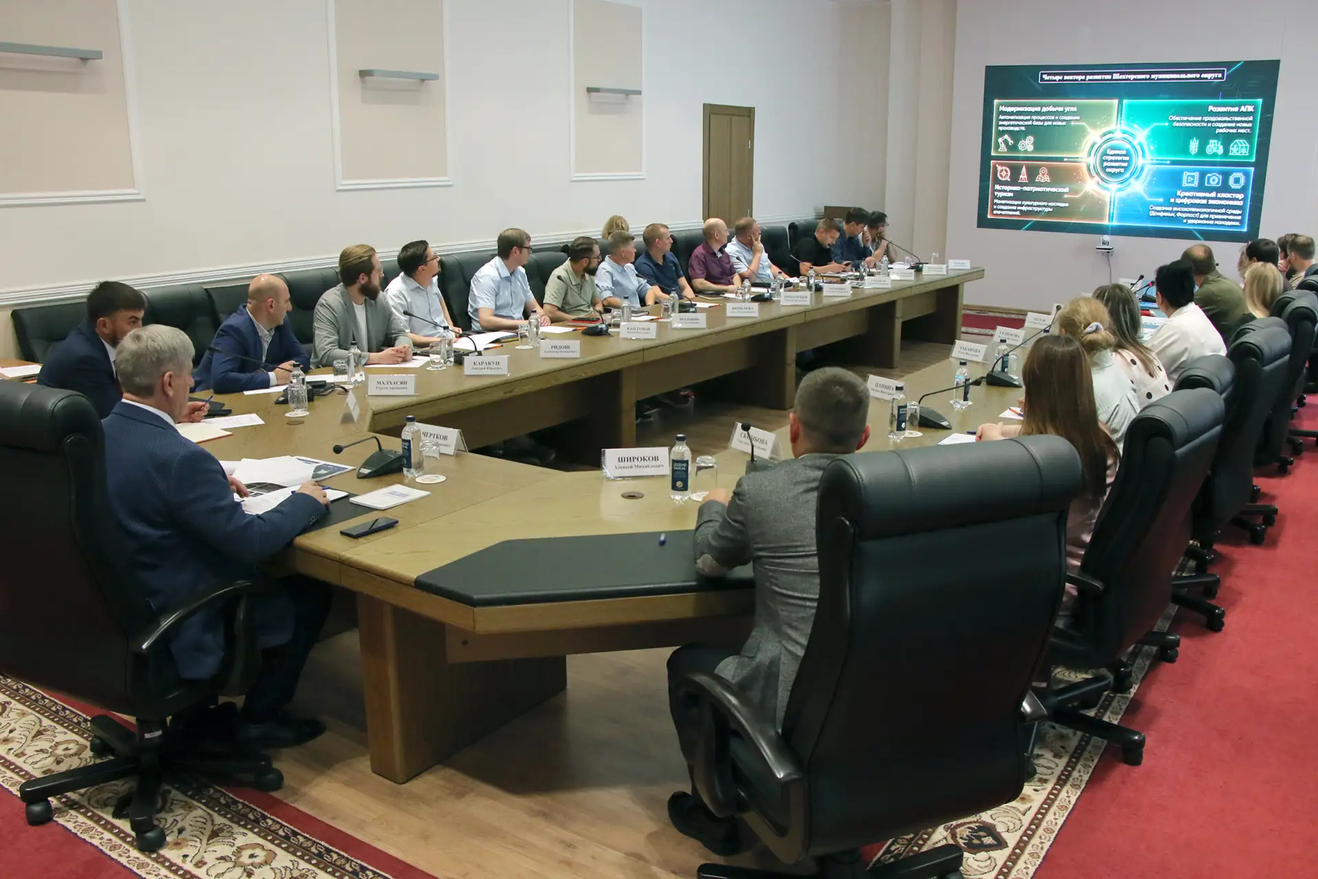 Торез, Снежное, Кировское — управленческие команды этих муниципалитетов представили ком...