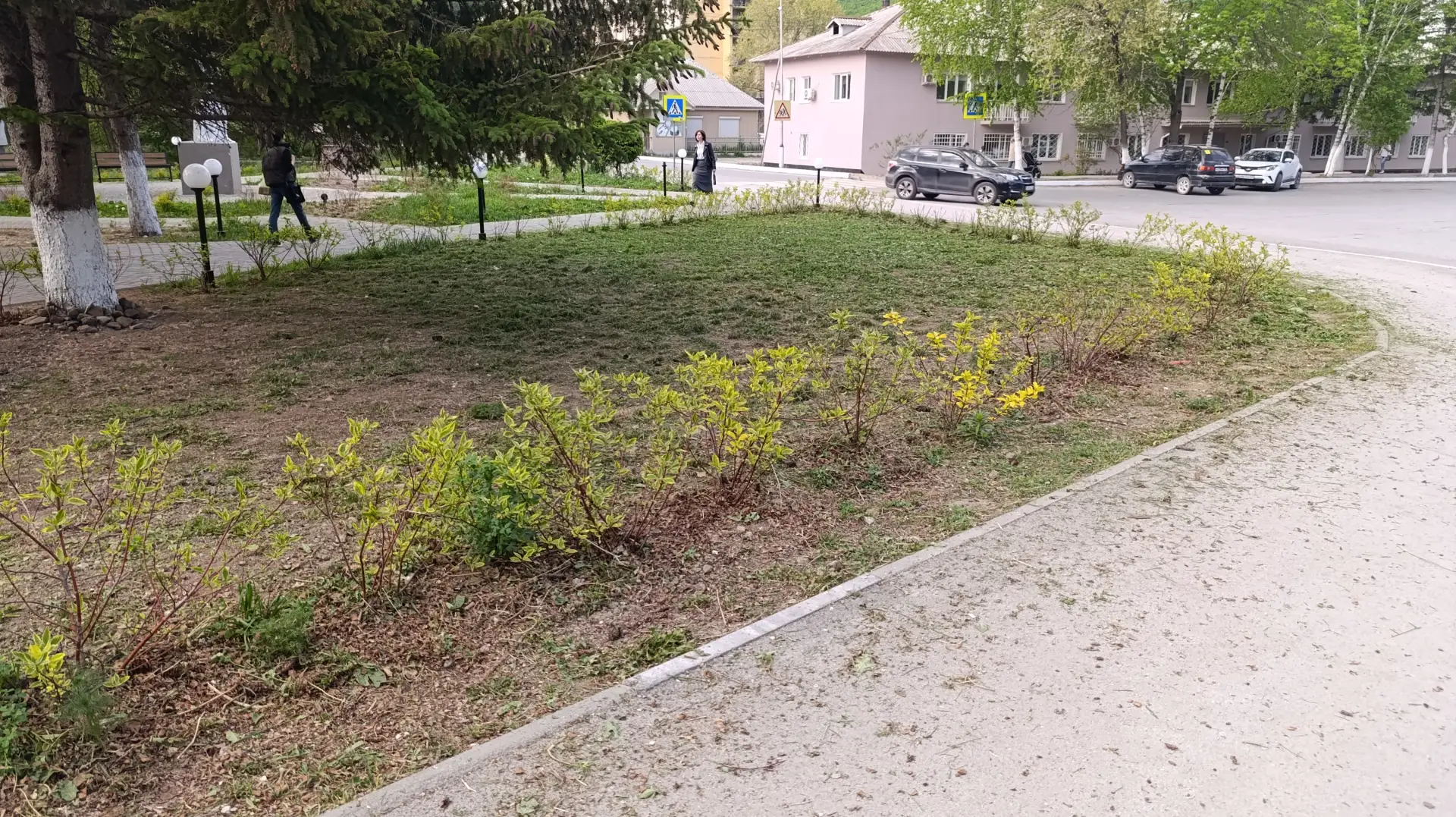 Работы в городе  «Обслуживающее учреждение» продолжает наводить порядок на улицах города ежедневно (