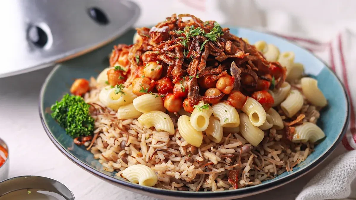 🍛 Кошари — любимая уличная еда Египта! 🇪🇬🌴На первый взгляд сочетание кажется необычным: рис, мак
