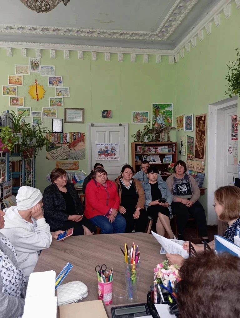 Диалог с жителями Коньково  Специалисты отдела опеки и попечительства Тельмановского муниципального 