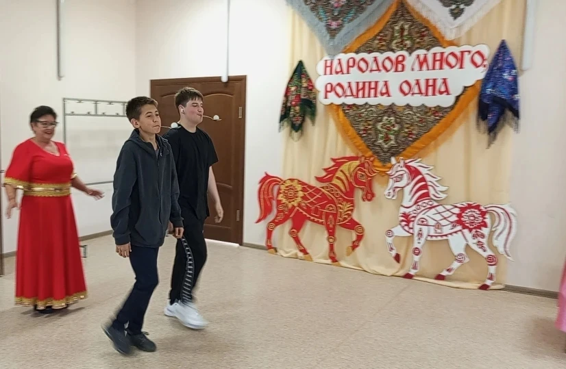 Пусть песни звучат над рекою,