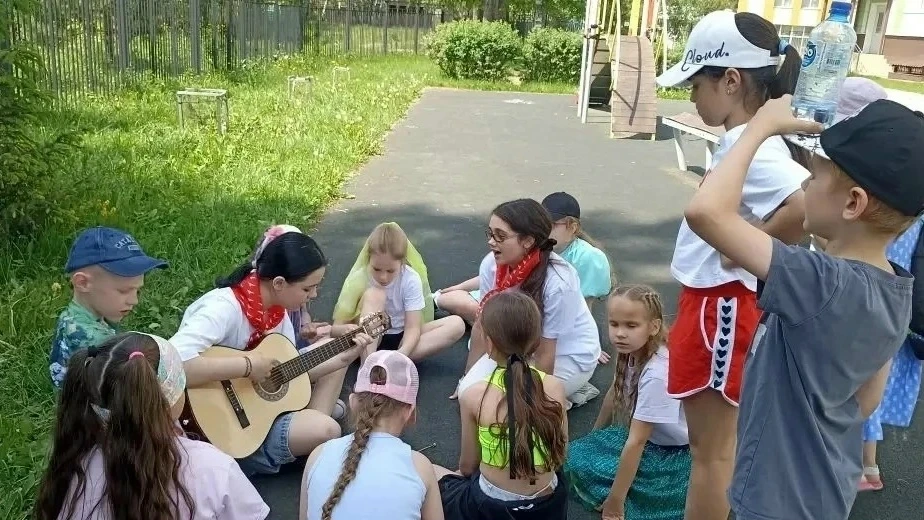 Яркий день в лагере дневного пребывания

Каждый день в лагере дневного пребывания наполнен интересны