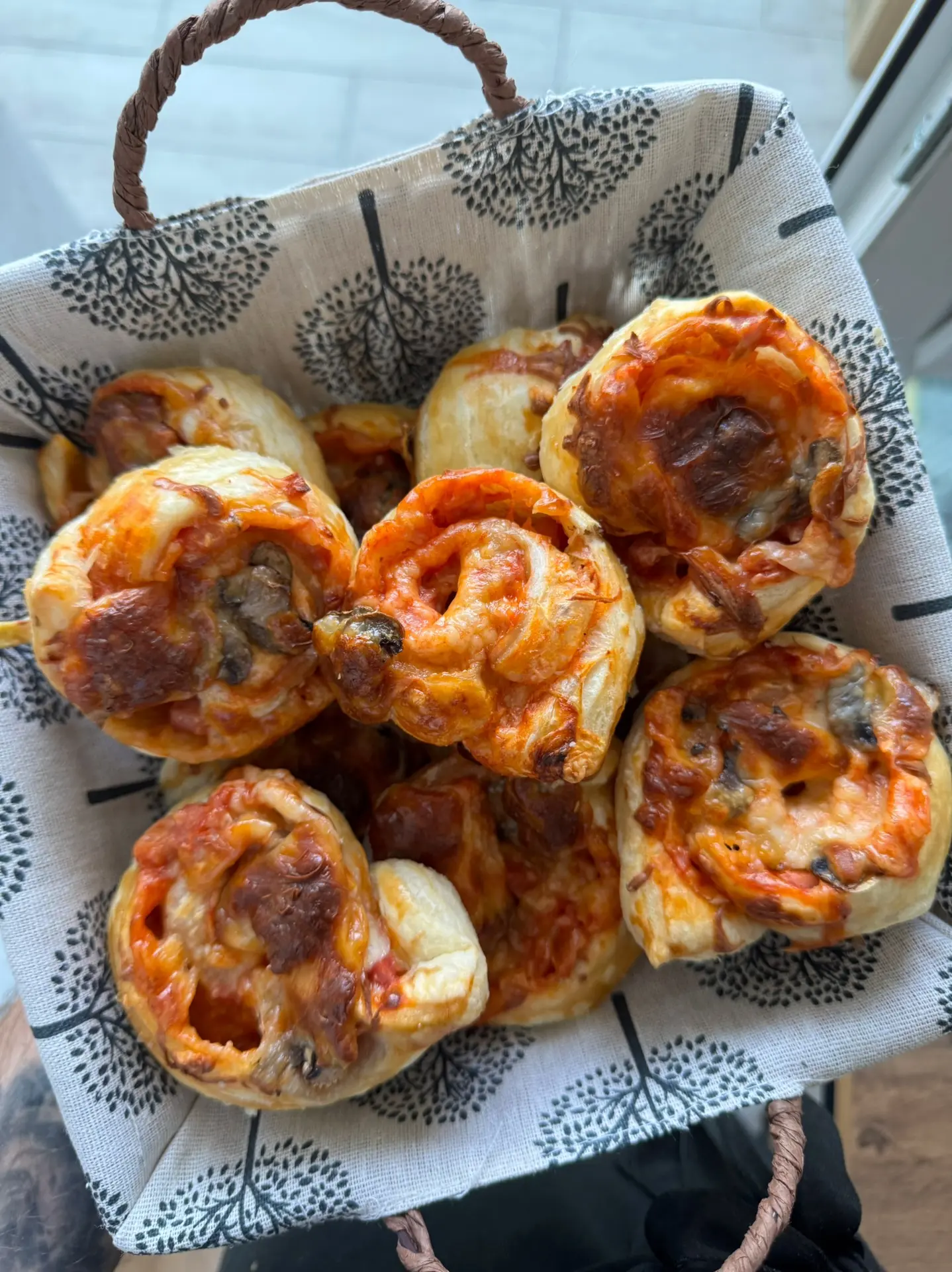 Пицца-боны 🍕

Ингредиенты:
* Слоёное тесто бездрожжевое — 500 гр.
* Мука для раскатки — 100 гр.
* В