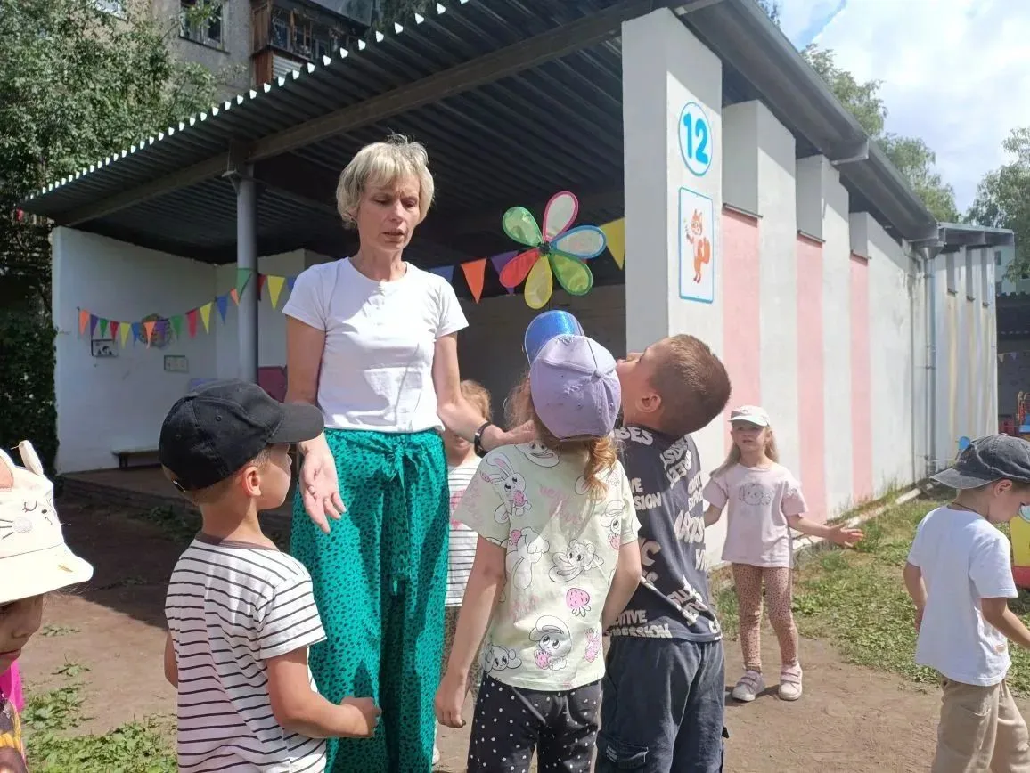 Тематическое развлечение «День ветра»

Экспериментирование с детьми 4-5 лет

Цель: продолжать формир