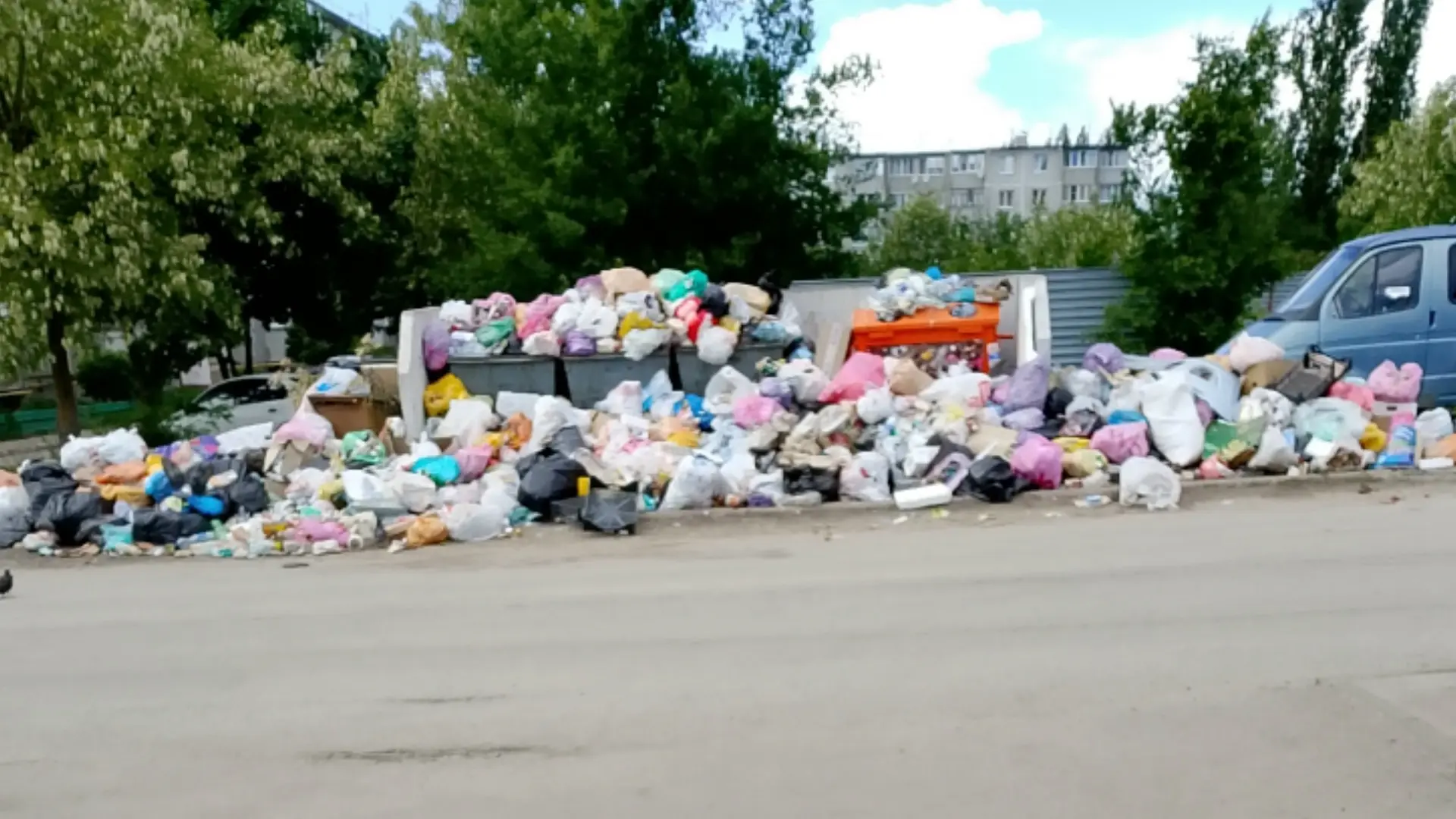 🗑️Мусорный хаос на Транспортной: жители Семилук просят решить эту  проблему!»