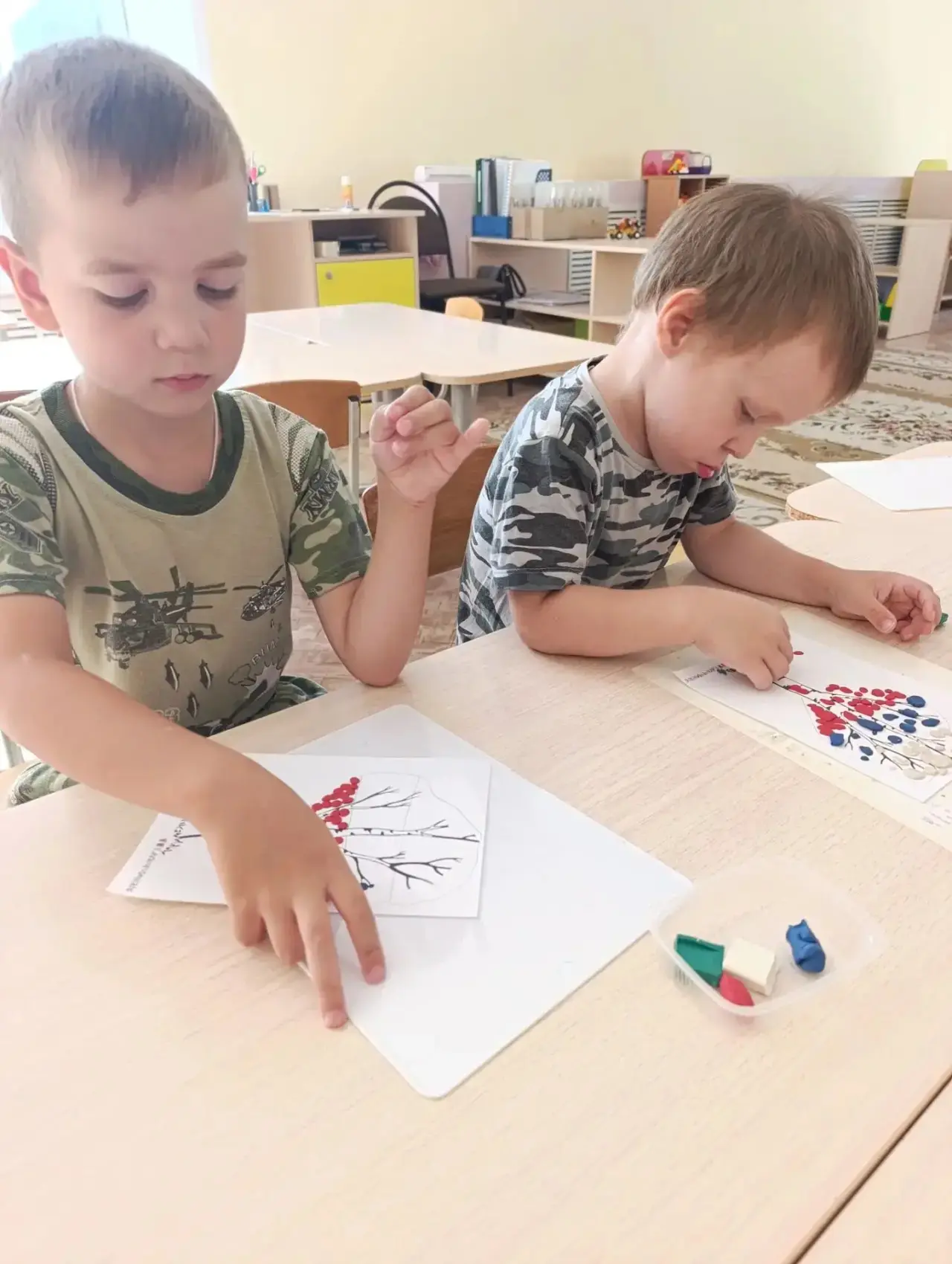 Творчество объединяет сердца! 🎨Малыши вовсю готовятся ко Дню Государственного флага РФ...