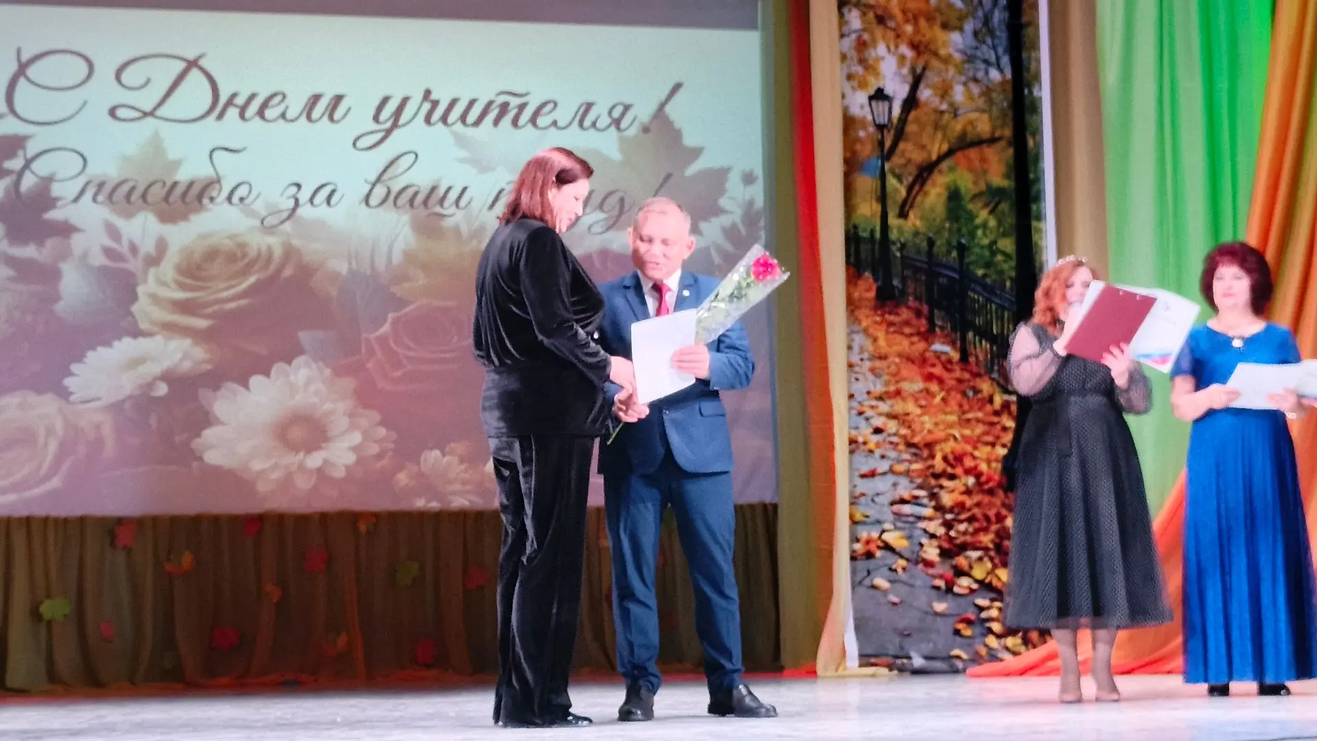 Слово для поздравления предоставляется главе городского поселения город Новоаннинский С...