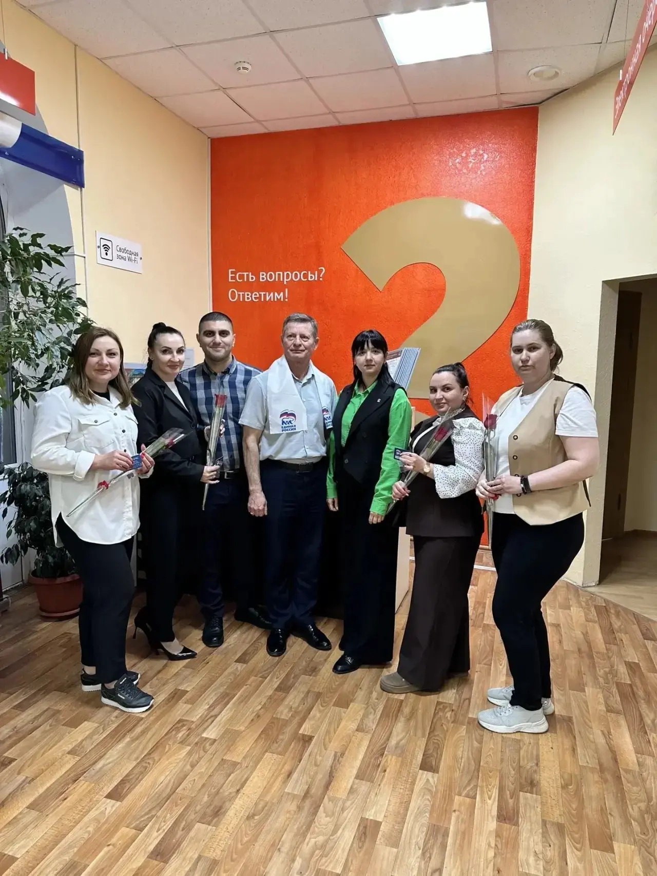 Вручены партийные билеты и значки нашим новым однопартийцам!
