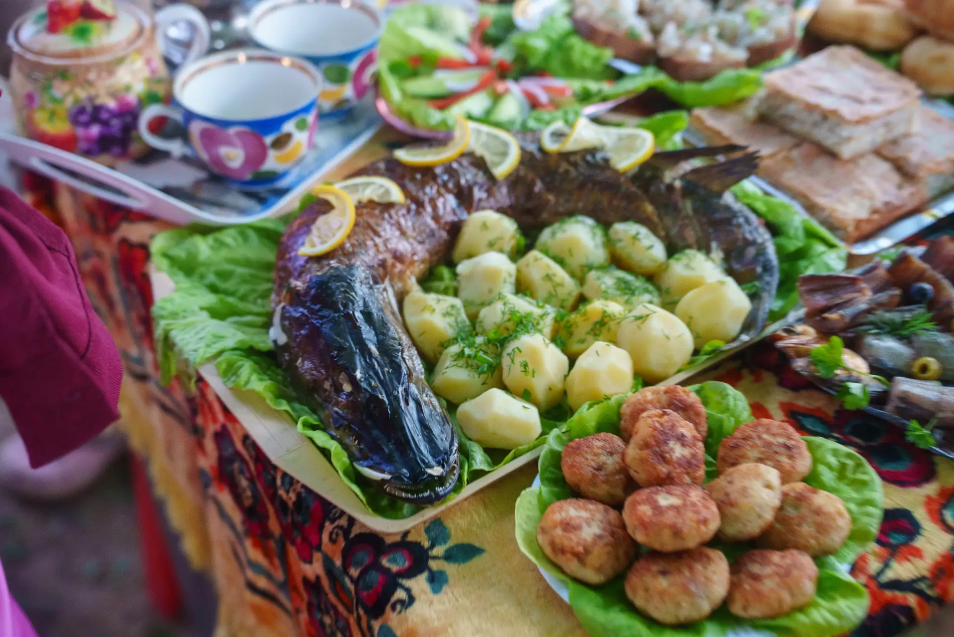 Полные столы, невероятные костюмы, азарт командных соревнований и танцы, которые не смог остановить 