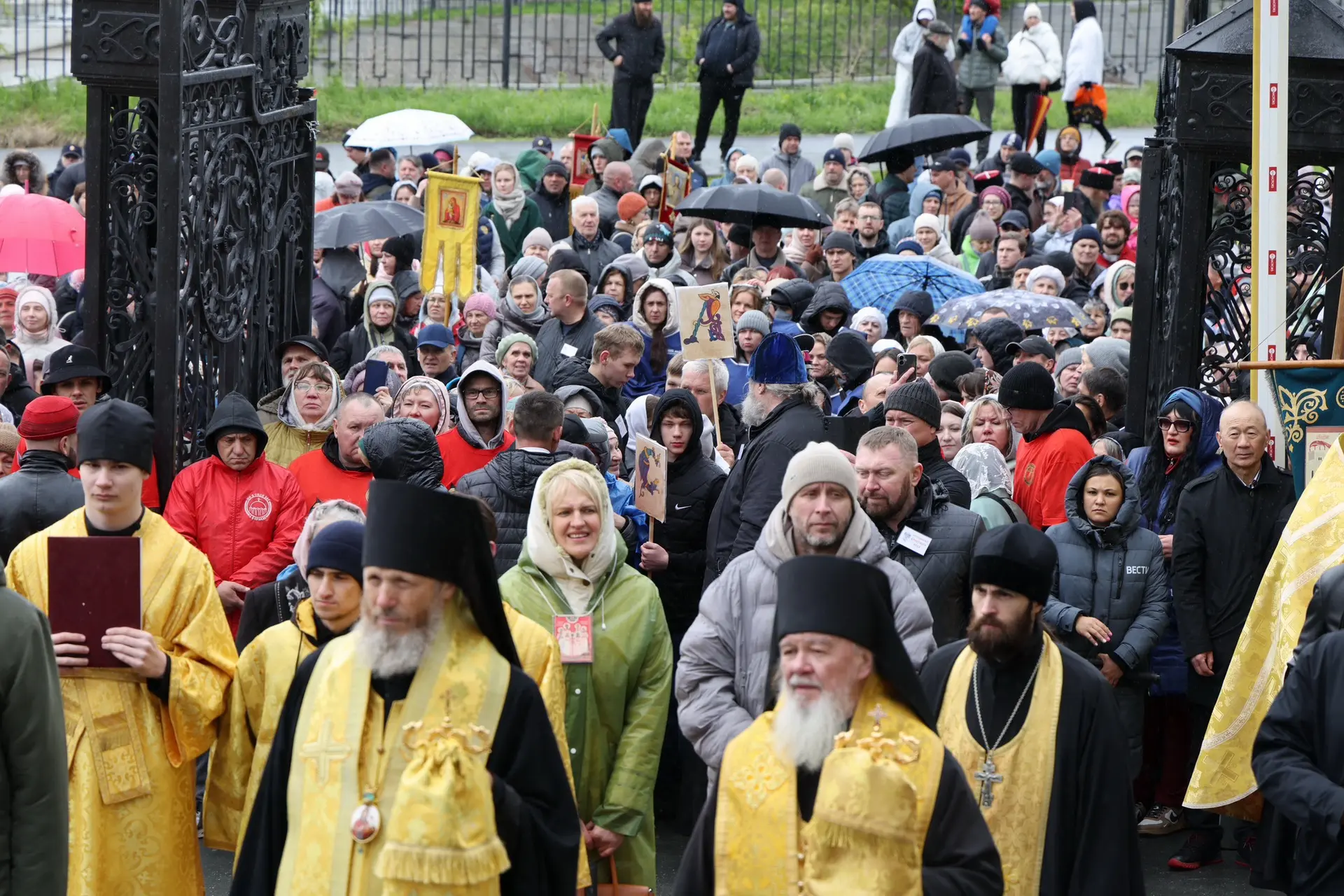 Сегодня по центральным улицам города прошел крестный ход в честь Дня памяти Святых равноапостольных 