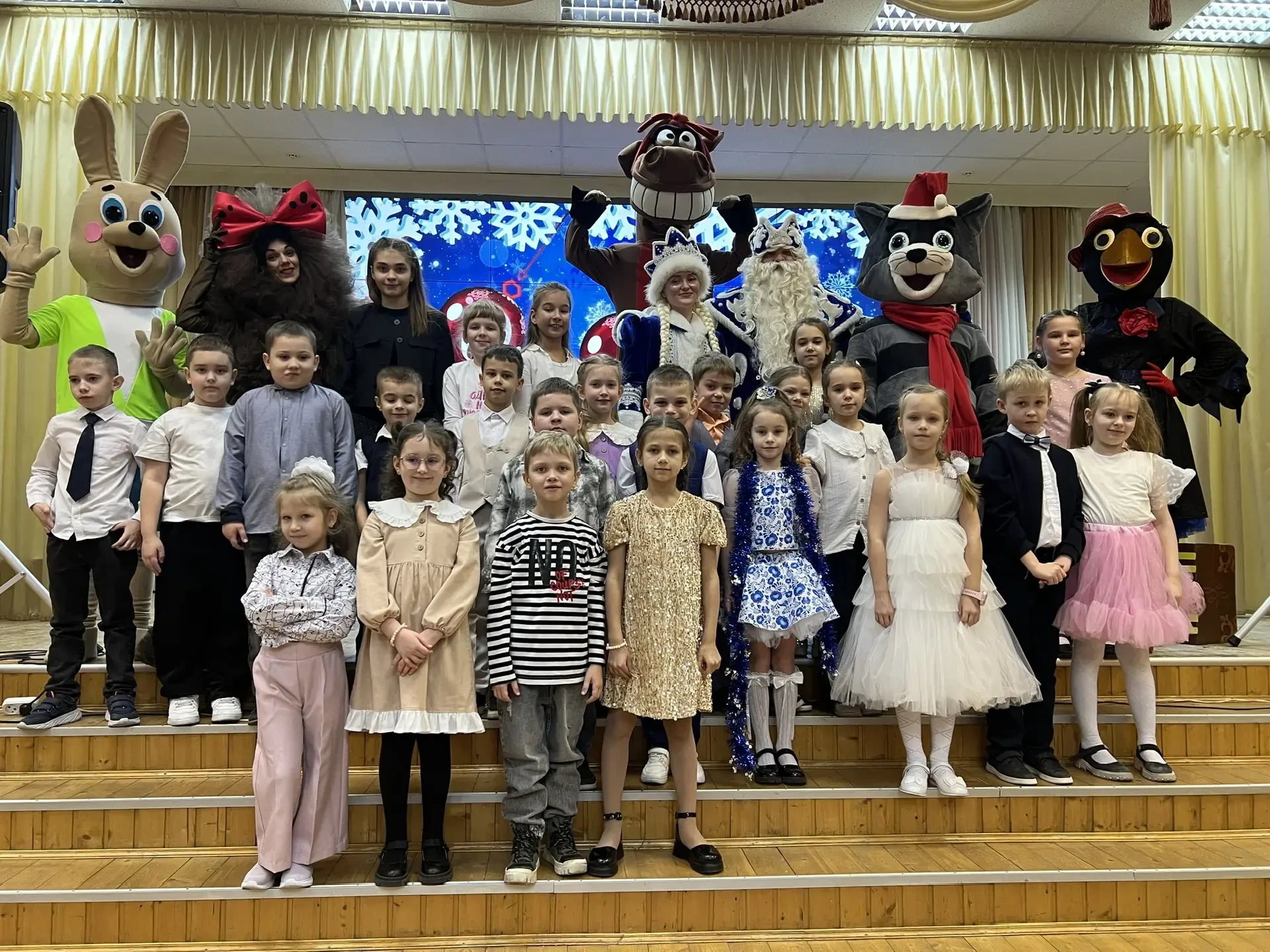 🎄 В нашей школе начались новогодние чудеса! 🎄Праздничное волшебство уже стучится в двери нашей школы
