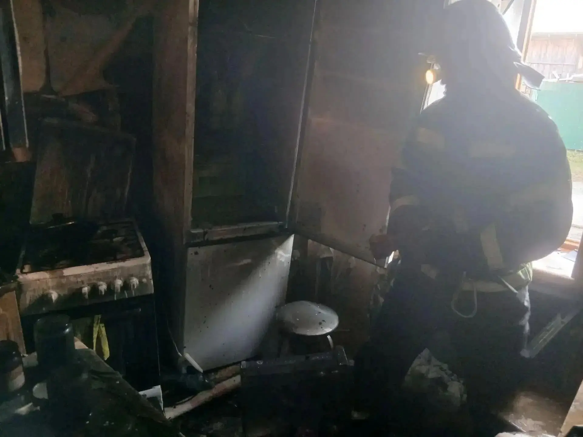 В Белокаменном из задымленного дома  спасли 12 человек, двое жильцов пострадали