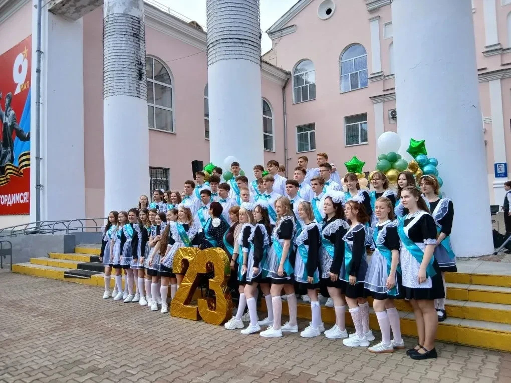 Прозвенел «Последний звонок» для выпускников Лицея №23

Сегодня на площади городского Дворца культур