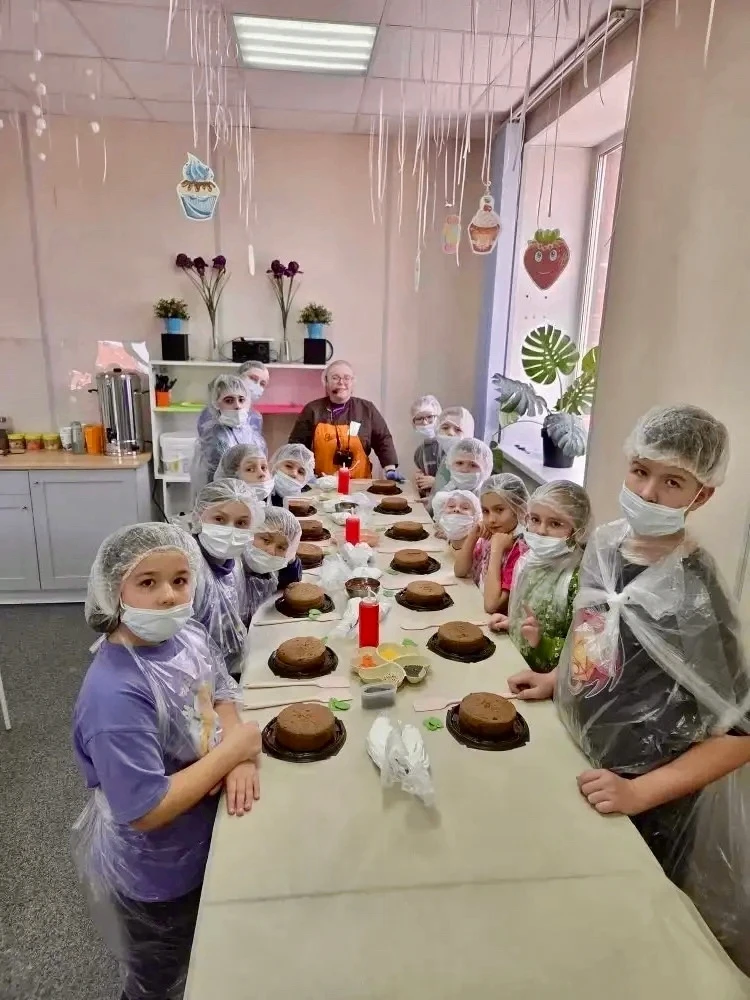 🧳 Сладкое путешествие 2 «А» класса 🍰🌟 Ученики 2 «А» посетили кондитерскую фабрику «9 Островов»! Ребя