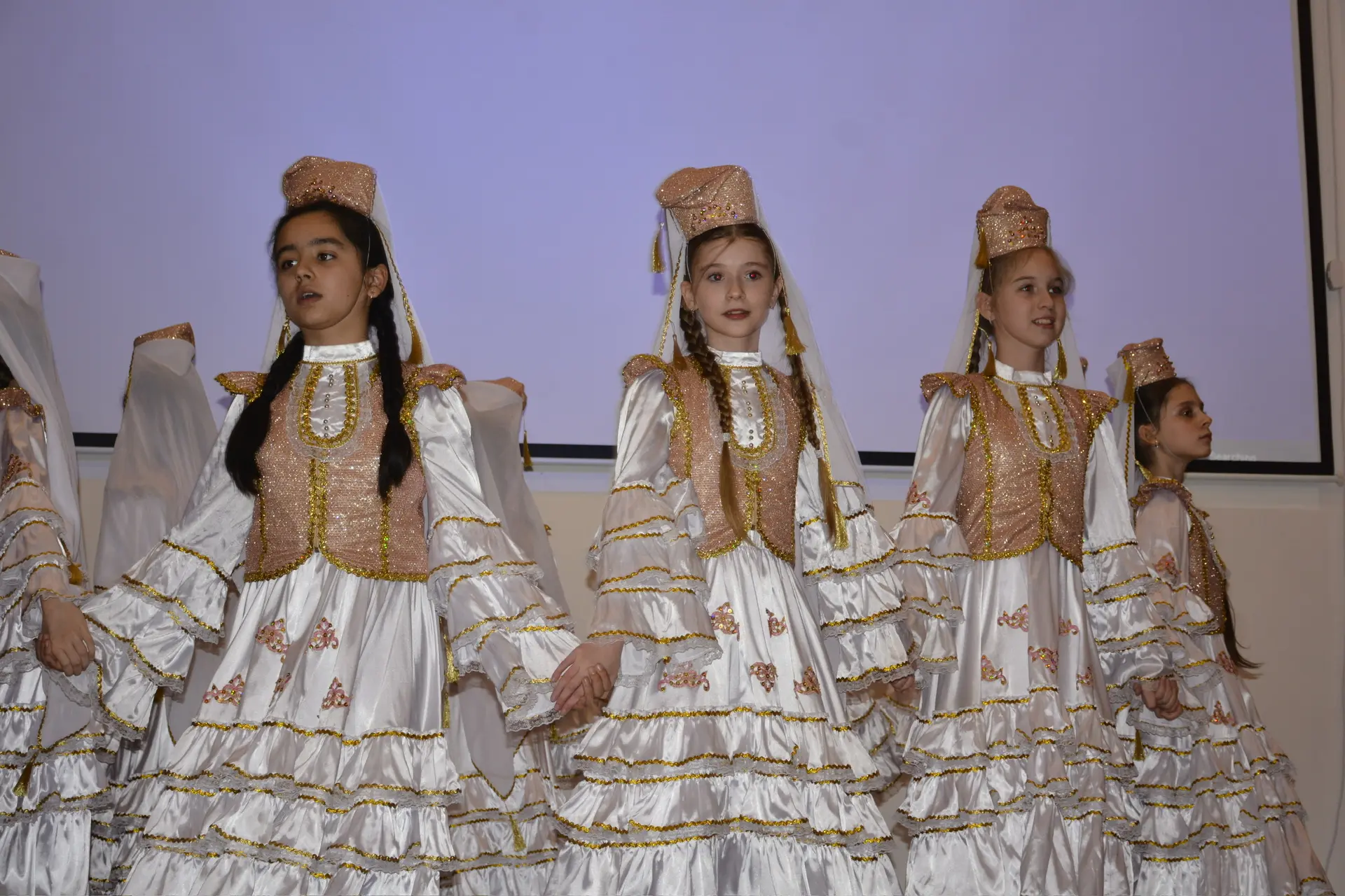 🙌Фестиваль Дружбы Народов   🎉Вчера в нашей школе прошел грандиозный фестиваль Дружбы Народов ! Это у
