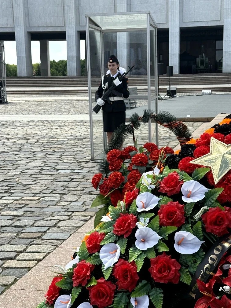 ВАХТА ПАМЯТИ И ПОГРУЖЕНИЕ В ИСТОРИЮ: КАДЕТЫ НА ПОСТУ №1  🫡 17 мая кадетам нашей школы выпала высокая