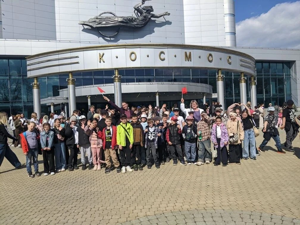 Накануне дня победы учащиеся 2 "Б" класса и родители отправились на просмотр военного ф...