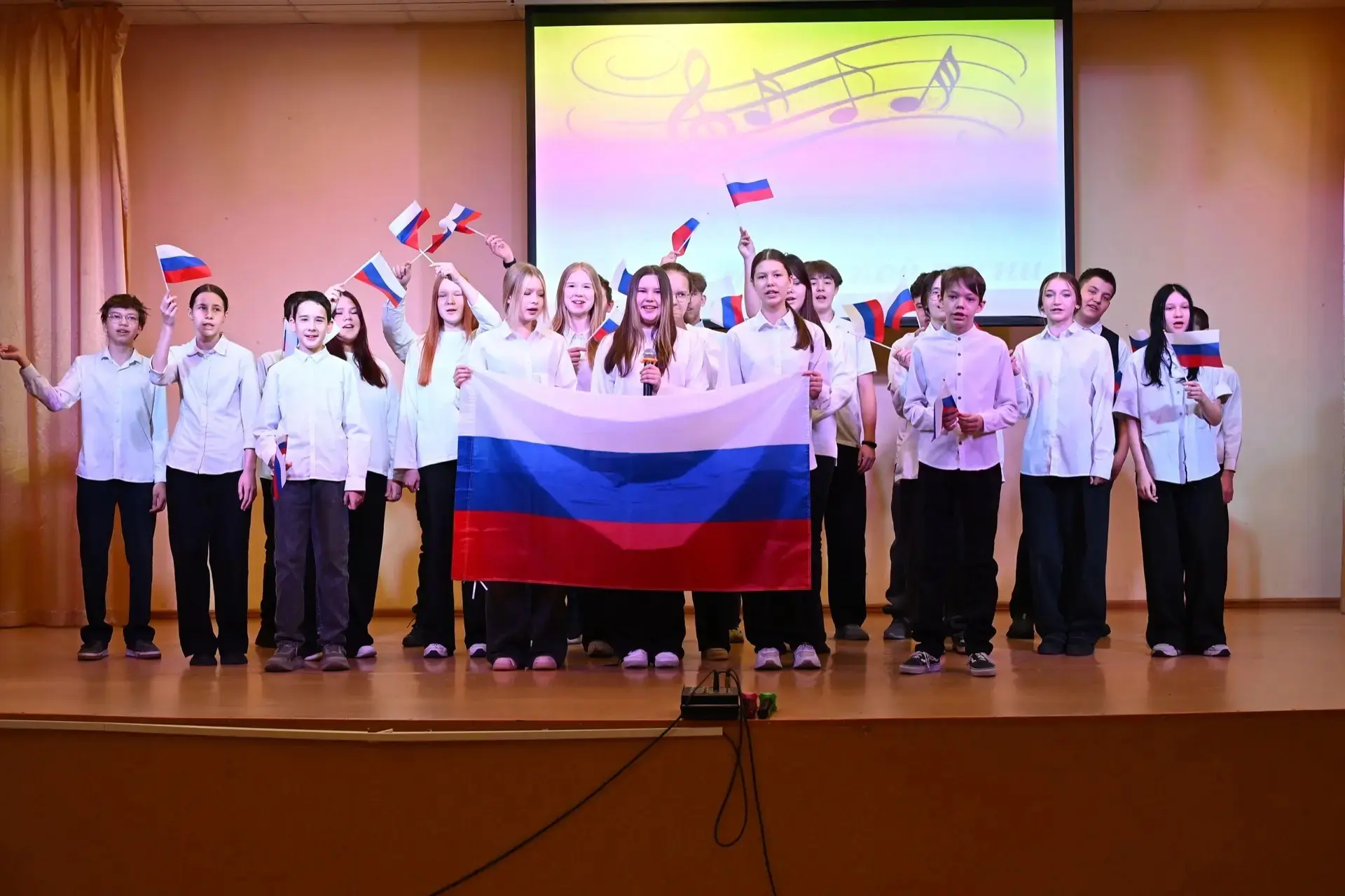 🇷🇺Сегодня завершился конкурс военно-патриотической песни «Ветер победы»! Каждый класс вышел на сцену