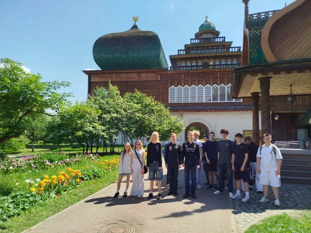 👑 Путешествие в прошлое: 9 «К» класс в усадьбе Алексея Михайловича  🚌Ученики 9 «К» класса вместе с к