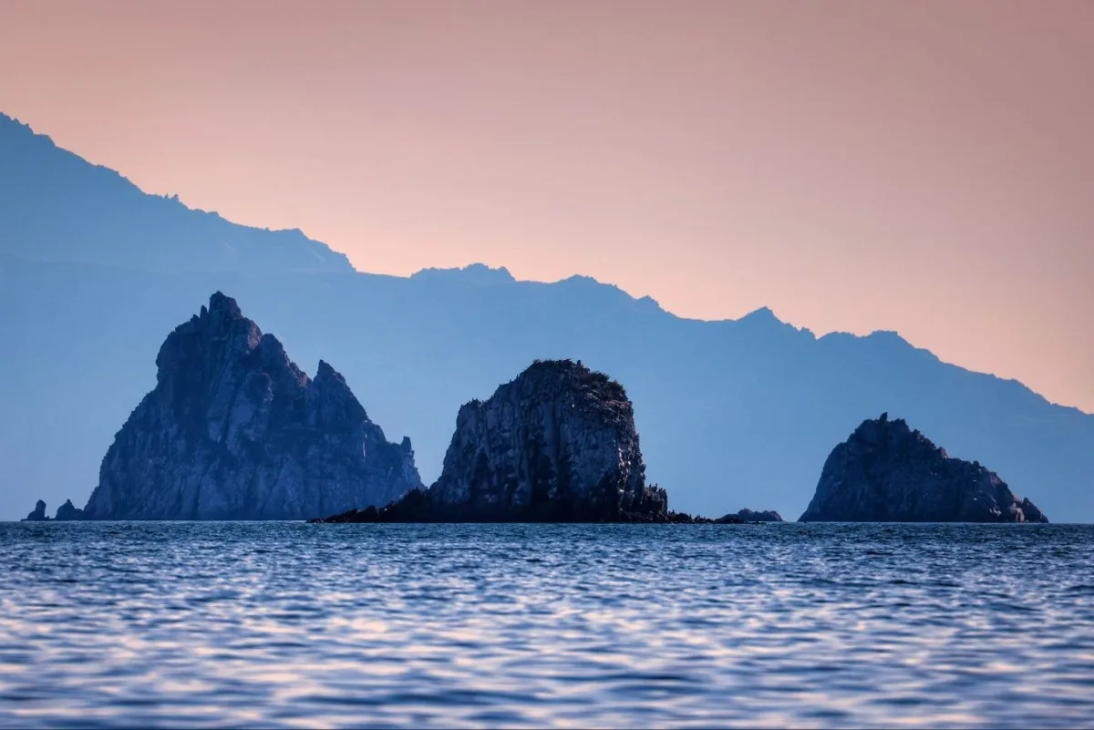 Монах в компании братьев 🌊