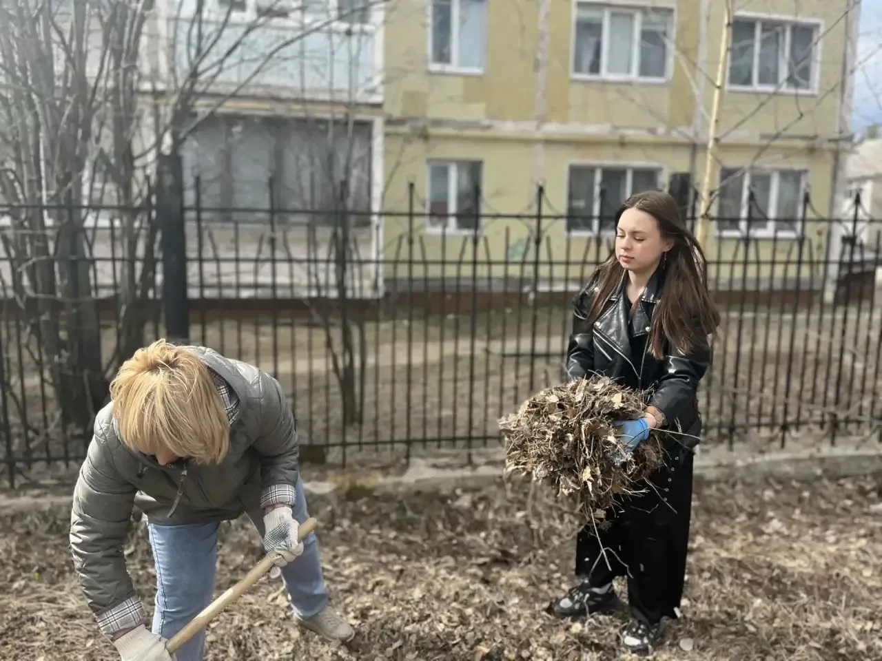 #СУББОТНИК  🍃Сегодня наши учителя и работники вышли на субботник!  📍Вместе привели в порядок террито