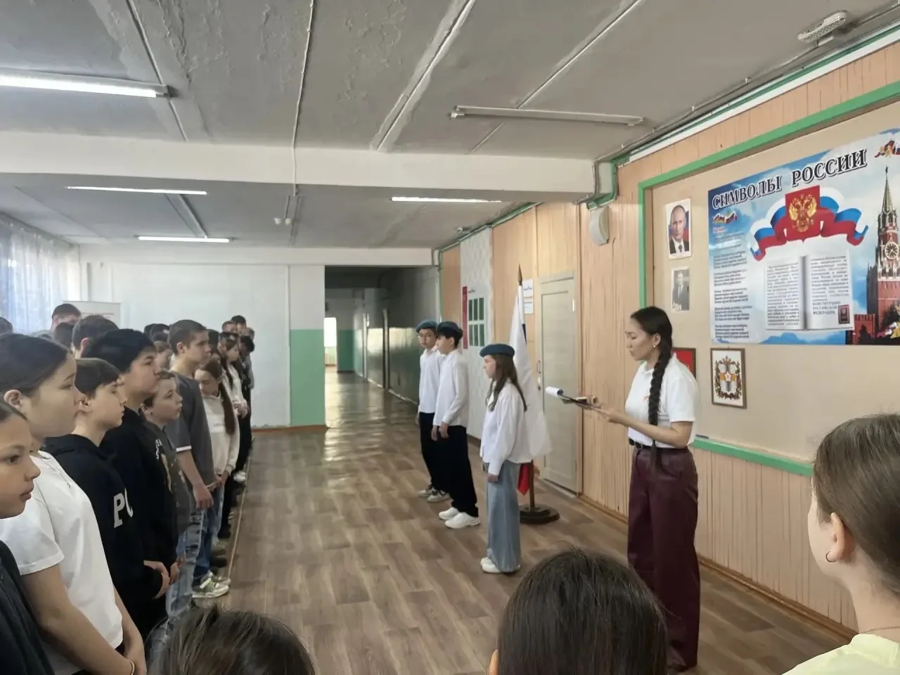 🇷🇺 Утро в нашей школе началось с торжественной линейки!
Мы с гордостью внесли флаг Российской Феде