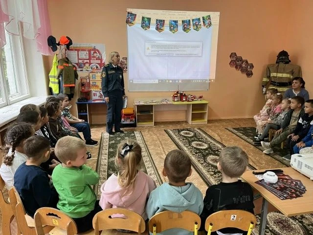 🚒 «Солнышко» учится безопасности: в Чишмах дети встретились с настоящими героями! 🔥