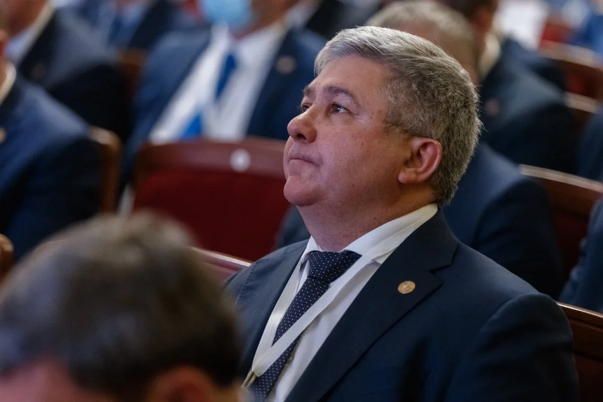 В Татарстане отразили атаку вражеских БПЛА на логистический центр в Зеленодольске. Об этом сообщил м