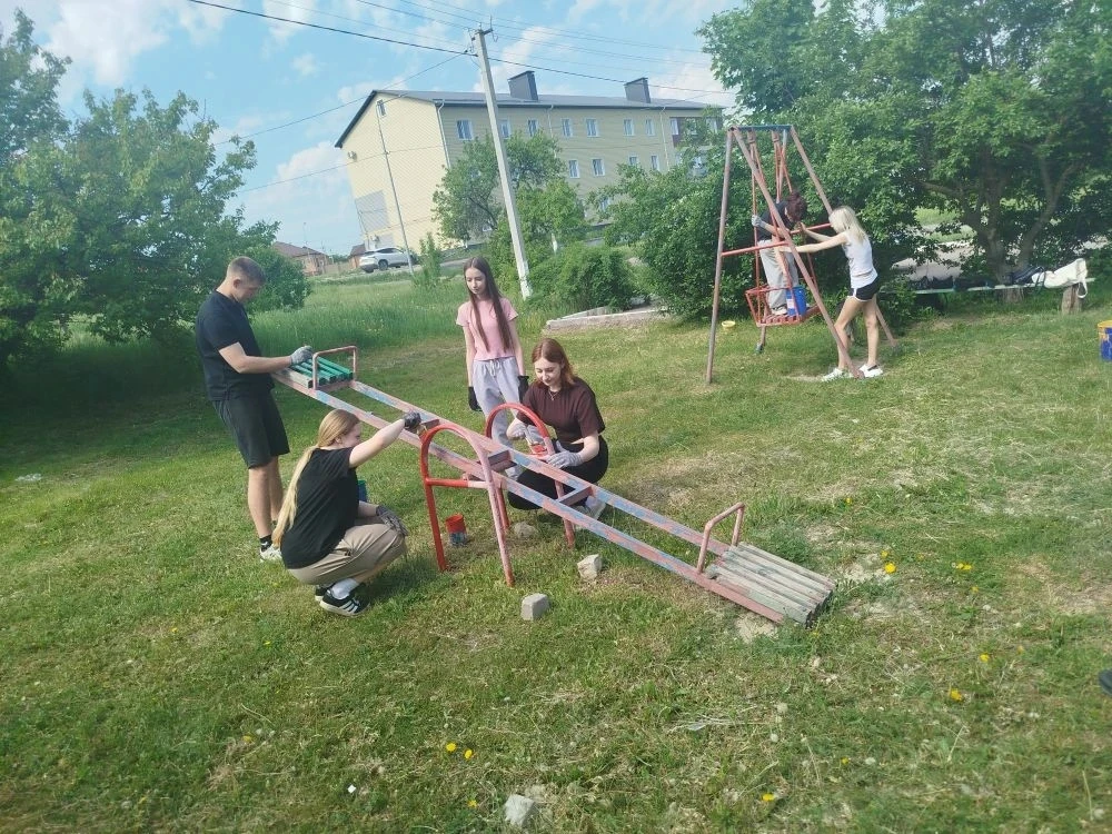 Трудоустройство школьников: работа на благо родного города! 🛠️  🎓Обучающиеся 10 «А» и 10 «Б» классов