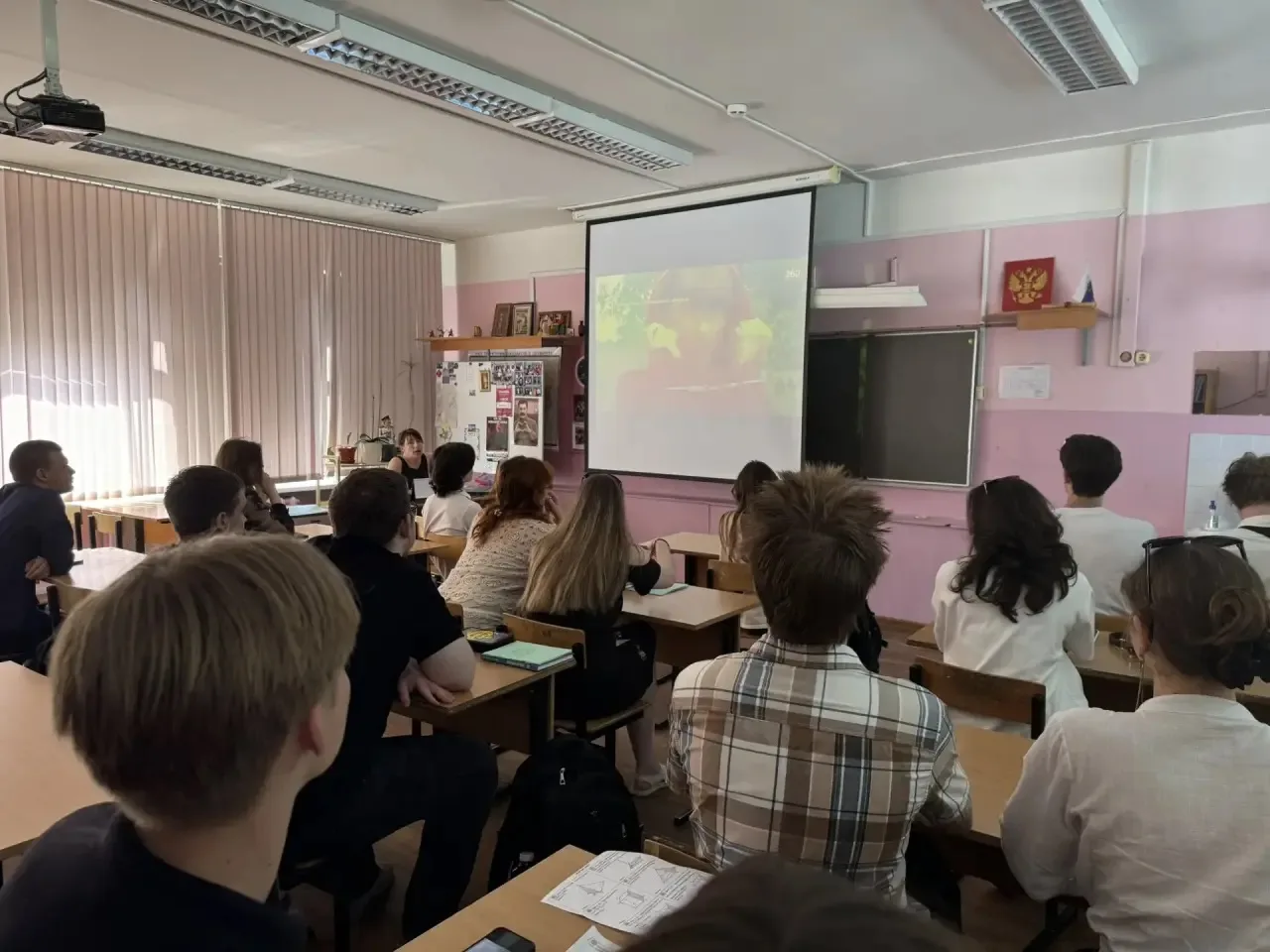Учащиеся 7-10 классов посмотрели видеоролик, посвященный профилактике вовлечения несовершеннолетних 