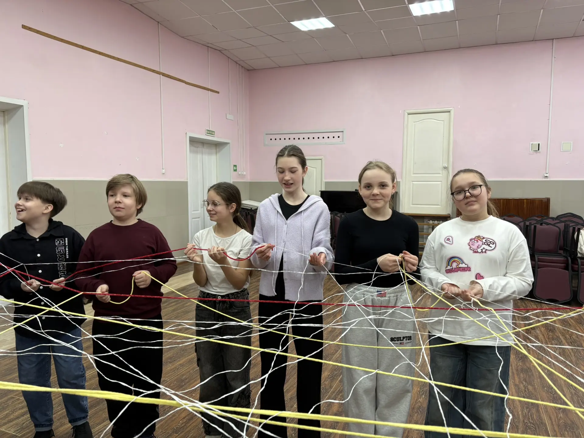 Запутались и распутались🧶ловили поток из мячиков для настольного тенниса🏓разогревали мышцы воздушным