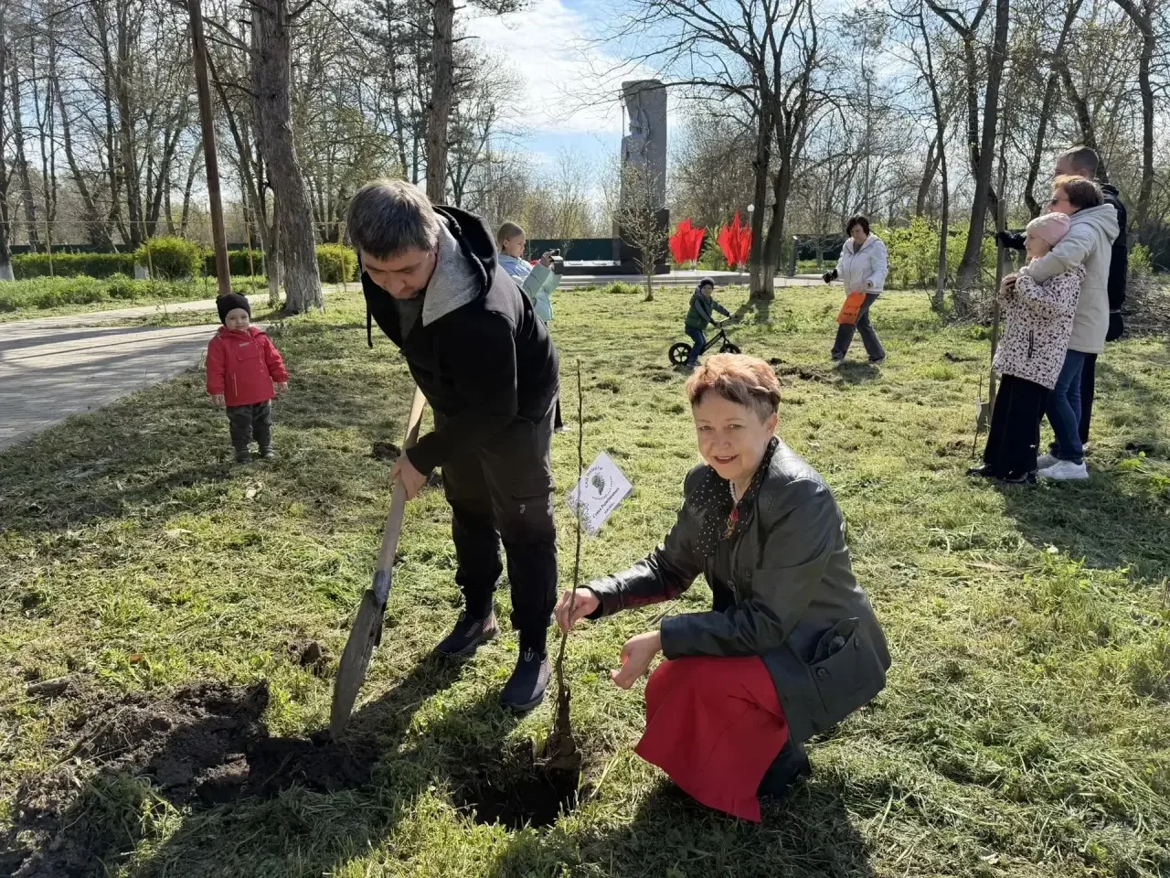 В преддверии 81-й годовщины Великой Победы в селе Надзорном прошла Всероссийская акция «Сад памяти».