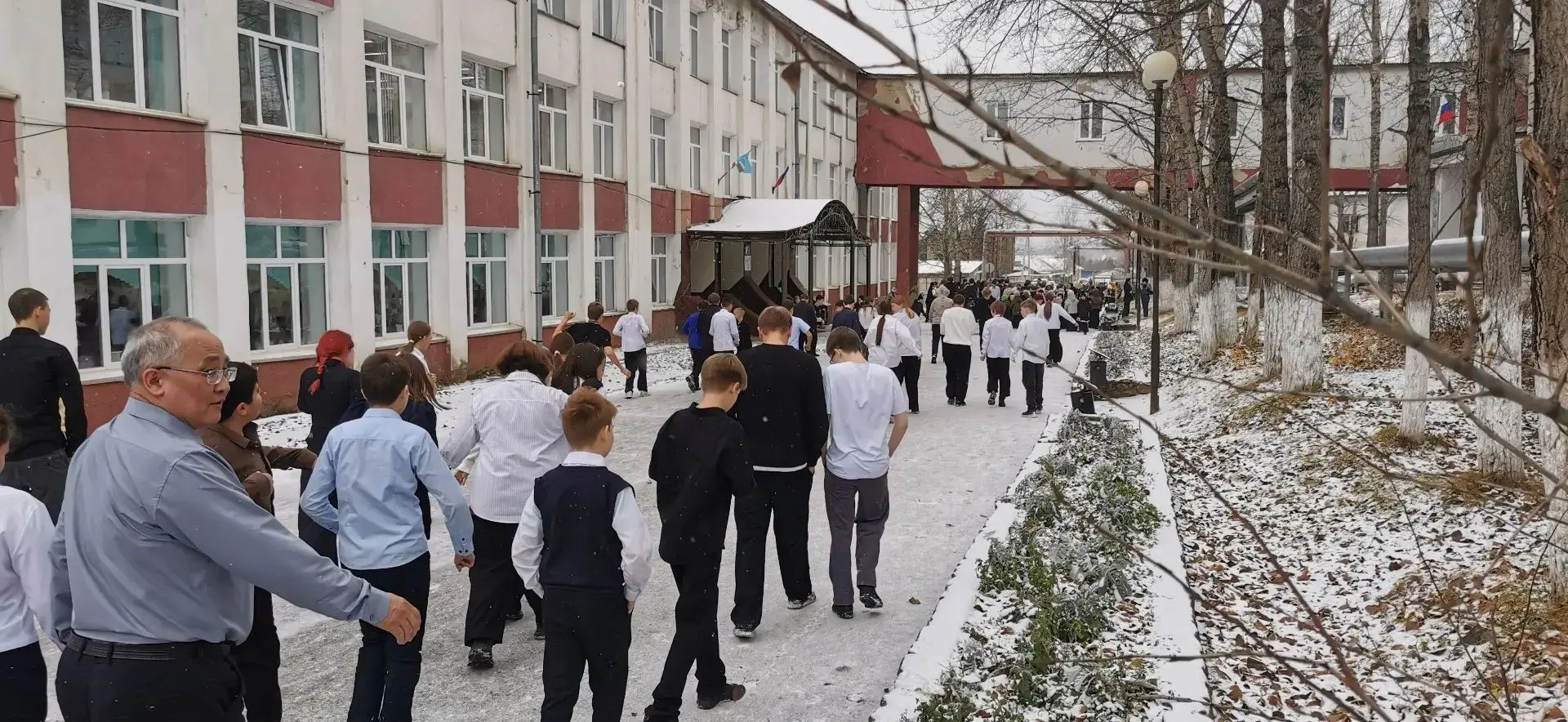 В школе № 4 прошёл Всероссийский открытый урок культуры безопасности. Его тема — что де...