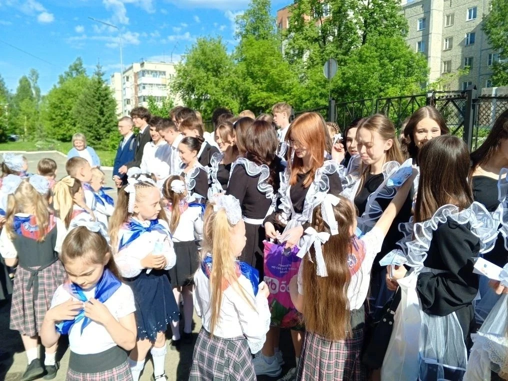Самолётик будущего 💫Сегодня в нашей школе случилась очень трогательная традиция. Перво...