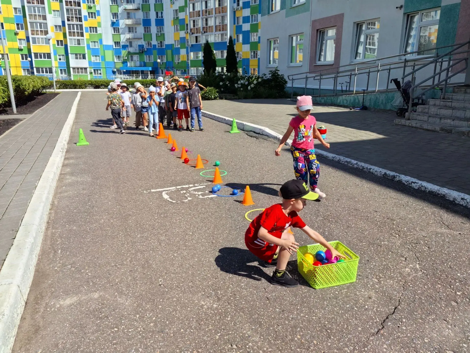 В детском саду «Спутник» прошла подготовка к ГТО. В игровых эстафетах дети освоили техн...