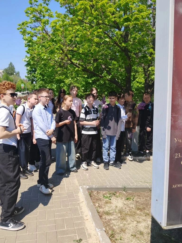 🌷 5Д класс на Аллее Славы: память, уважение и новые знания  Учащиеся 5Д класса  посетили Аллею Славы