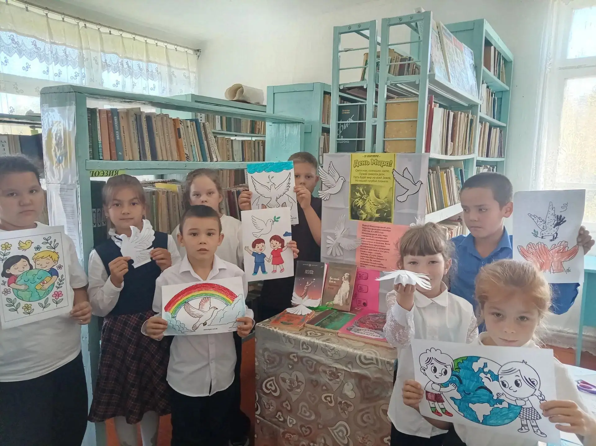 🕊21 сентября в библиотеке МБОУ» Новопокровская СОШ» проведен урок мира «Мир нужен всем!».