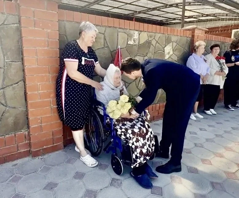 ⭐ Спасибо за Победу! В Тамани состоялся парад у дома ветерана Валентины Пересады  В День Победы во д