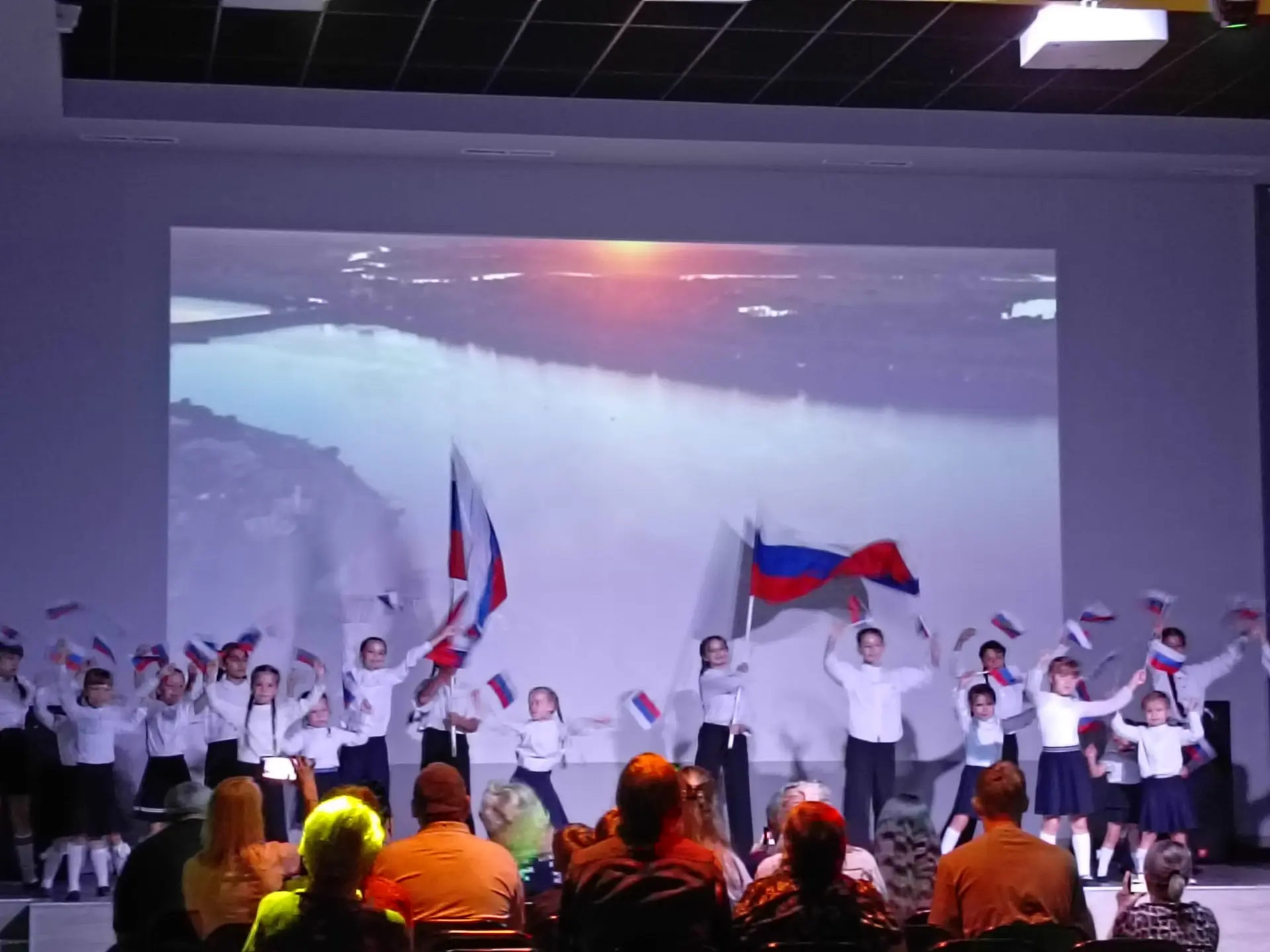 Подходит к концу праздничный день, и самое время вспомнить его яркие моменты 🇷🇺✨

В Доме культуры 