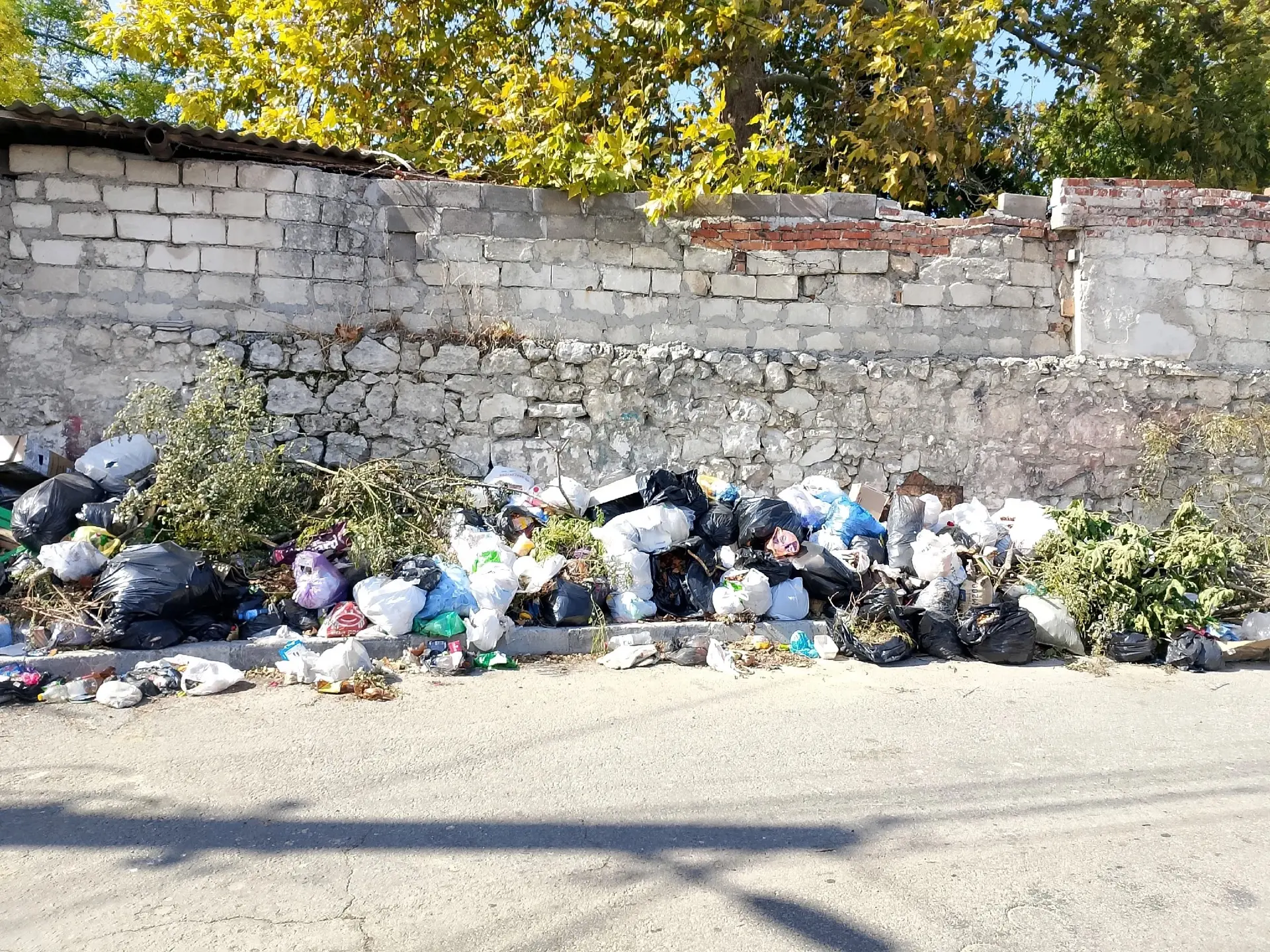 Мусорный Полигон в центральной части города Севастополь.