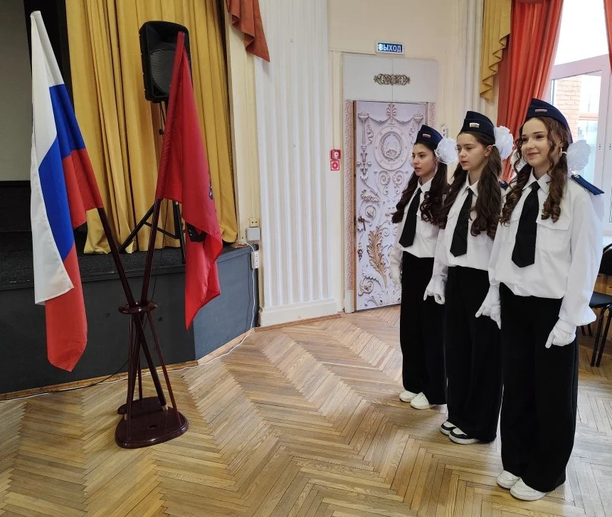 🇷🇺 Равнение на флаг!  Учебная неделя в нашей школе традиционно начинается с торжественных линеек, вы
